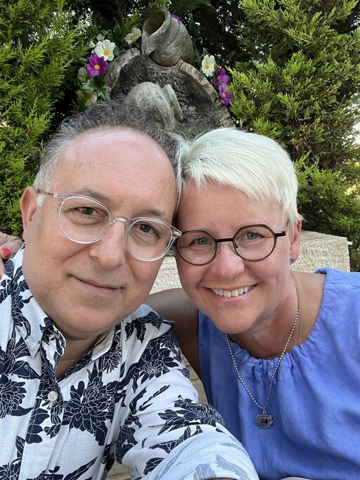 Rovaniemell&auml; syntynyt Tiina ja h&auml;nen puolisonsa Simon Biton ovat toteuttaneet el&auml;m&auml;ns&auml; unelman; lomakyl&auml;n Rovaniemen parhaalla paikalla Ounasvaaralla.
&nbsp;