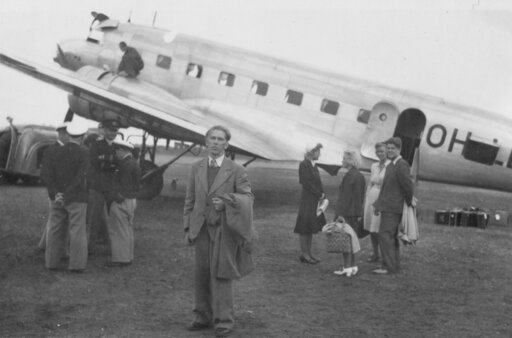 Matkustajia Hyvinkään lentokentällä. Taustalla Aero Oy:n DC-2 OH-LDA ”Voima”. Kuva: Voitto Kivi / Hyvinkään kaupunginmuseo 