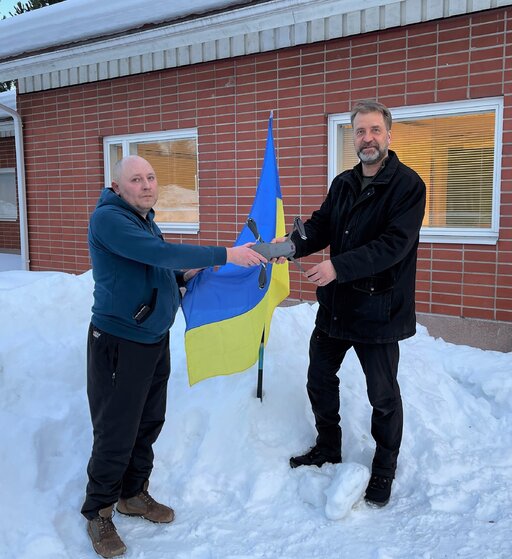 Joulupukin kuvausdrone sai uuden elämän ja suojelee nyt Ukrainan lapsia taivaalta käsin. Dronen luovutti yrityksen toimitusjohtaja Tommi Lappalainen Rovaniemen ukrainalaisyhteisön edustajalle Pavlo Tsybkolle (vas)