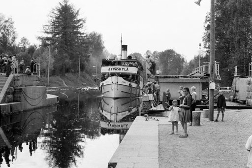 Laiva tulossa Vesijärveltä Vääksyn kanavaan 1955. Kuvaaja Hannu Sirola.