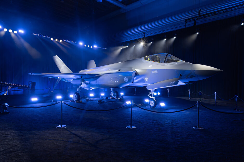 Kuvituskuvassa on oikea F-35-h&auml;vitt&auml;j&auml; roll out -tilaisuudessa 15.12.2025. Ilmailumuseon n&auml;k&ouml;ismalli on rakennettu tarkalleen samanlaiseksi skaalassa 1:10. Mallissa on tunnus JF-501, joka on Ilmavoimien ensimm&auml;isen F-35-koneyksil&ouml;n tunnus.Kuva: Lockheed Martin, Fort Worth, Chris Hanoch. Finland Rollout Ceremony. 15.12.2025.