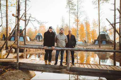 "Tilipäivänä" on helppo hymyillä. Apukka Resortin perustajaosakkaat Markus Kolari, Miika Sorvari ja Harri Mällinen myivät yrityksensä Ruotsiin.