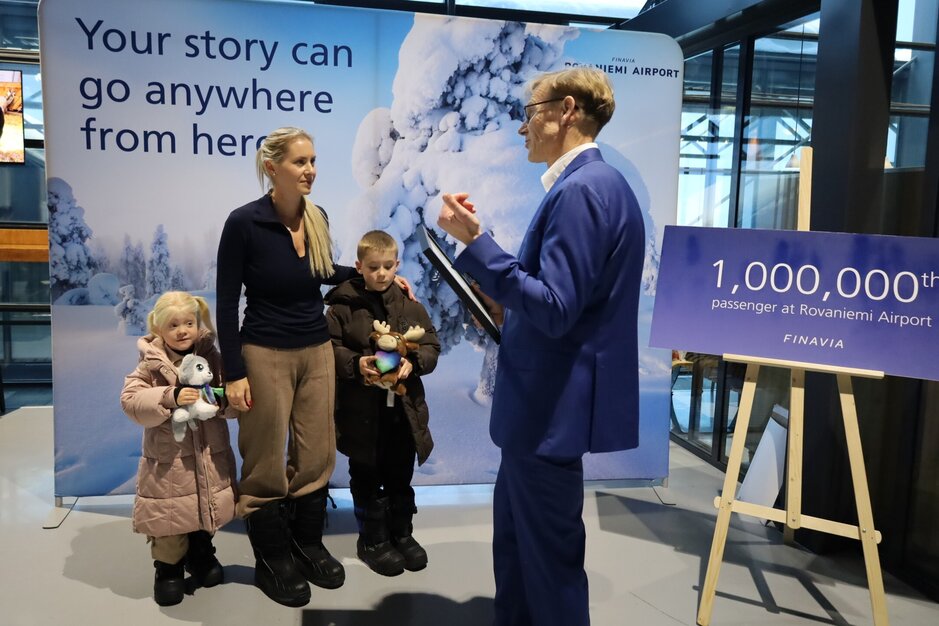 L&auml;mmin kiitos kaikille niille ihmisille, jotka ovat vuosien aikana tehneet t&ouml;it&auml; Rovaniemen lentoaseman, lentoliikenteen ja Lapin vetovoiman eteen&rdquo;, sanoo Rovaniemen lentoasemanp&auml;&auml;llikk&ouml;&nbsp;Johan Juuj&auml;rvi&nbsp;Finaviasta. T&auml;ss&auml; h&auml;n vastaanottaa miljoonannen matkustajan Tylan Rovaniemen lentoasemalla.