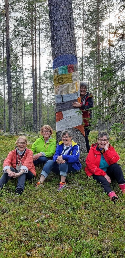 Halipuumetsän huivit kutoivat Märkäjärven Martat. Kuva: Märkäjärven Martat 