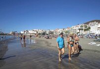 Tulli muistuttaa tuliaisista<br />
Kanariansaarilla lomailevia