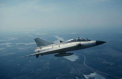  Suomen ilmavoimien kaksipaikkainen harjoitushävittäjä Saab 35CS Draken ilmassa huhtikuussa 1999. Saab 35CS Draken on Saab 35A Draken -hävittäjän aseistamaton kaksipaikkainen koulukone. Jyrki Laukkanen / Suomen Ilmailumuseo.
 