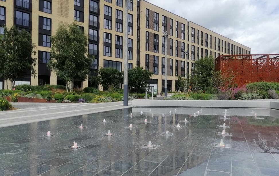 Greenford_Quay_Fountain.jpg