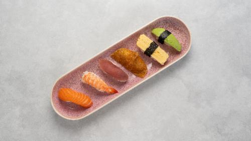 Nigiri med lax och tonfisk på fat