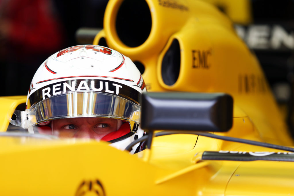 Kevin Magnussen (DEN) Renault Sport F1 Team RS16. Bahrain Grand Prix, Friday 1st April 2016. Sakhir, Bahrain.