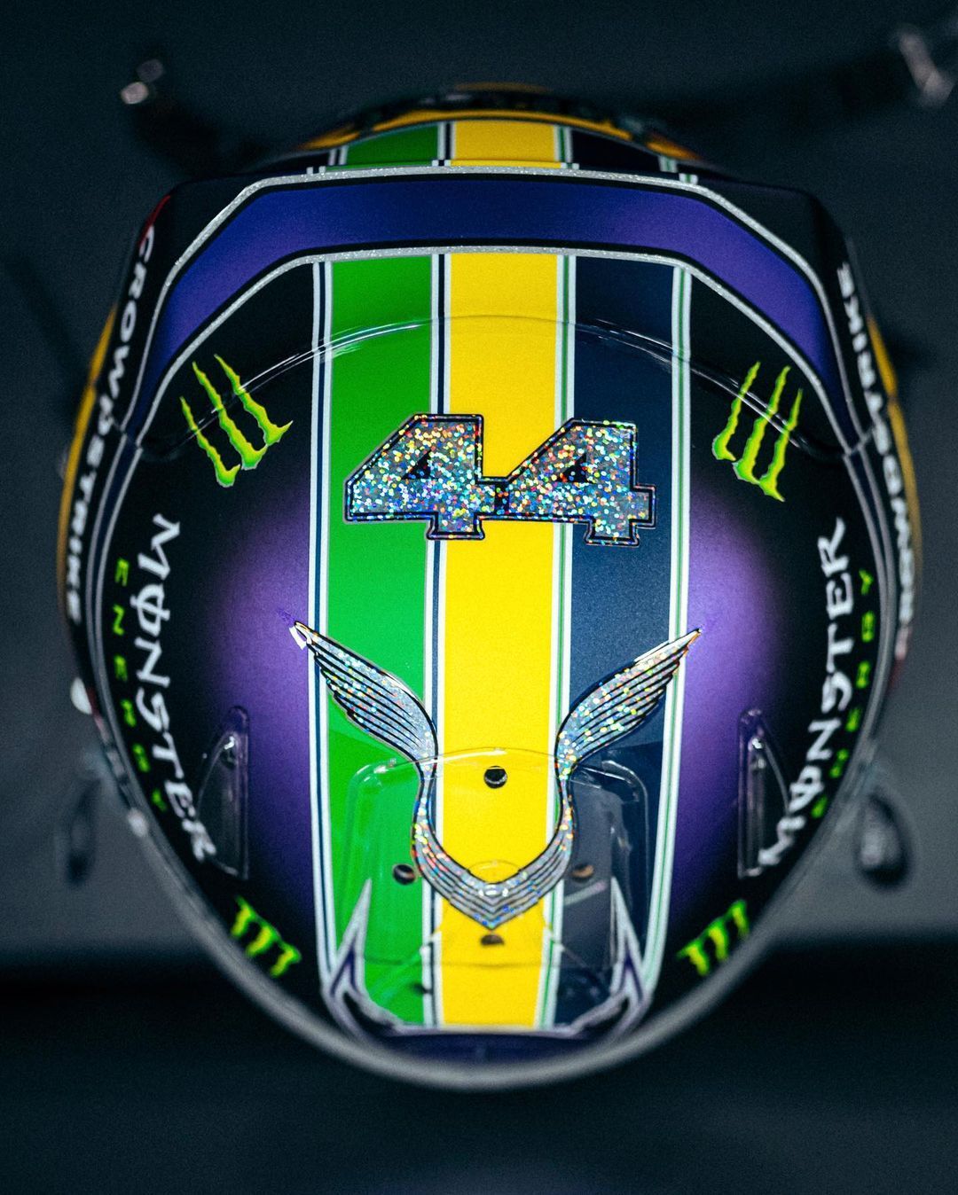 Hamilton presents special Senna tribute helmet for Brazilian GP |  RacingNews365