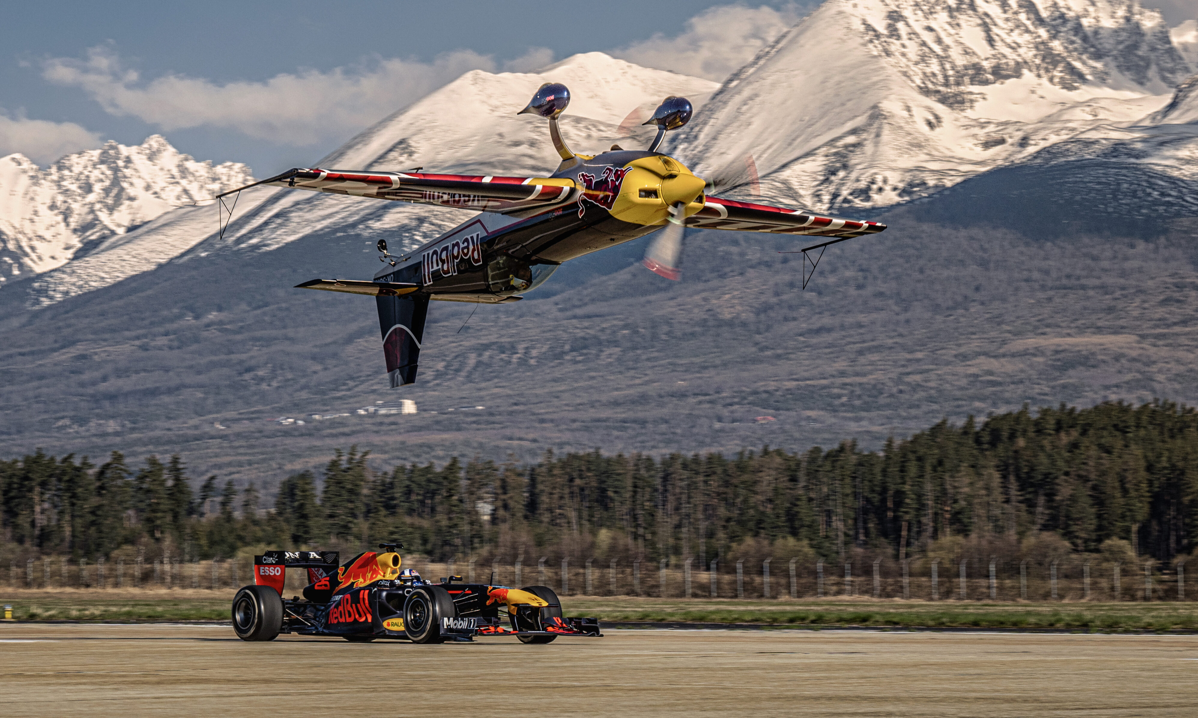 Video: Red Bull performs extreme stunt with F1 car and a plane! |  RacingNews365