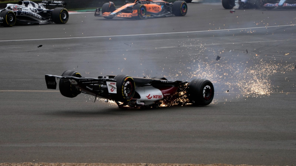 Video De verschrikkelijke Formule 1crash van Guanyu Zhou RacingNews365