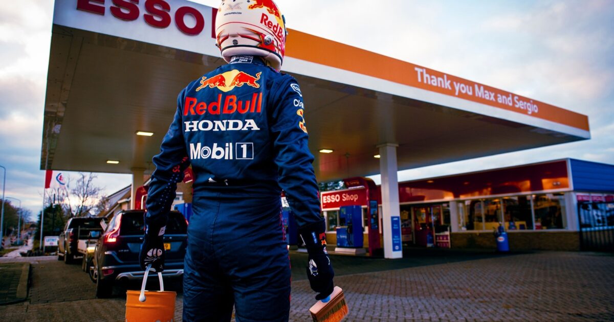 Esso feliciteert Verstappen op bijzondere manier - RacingNews365