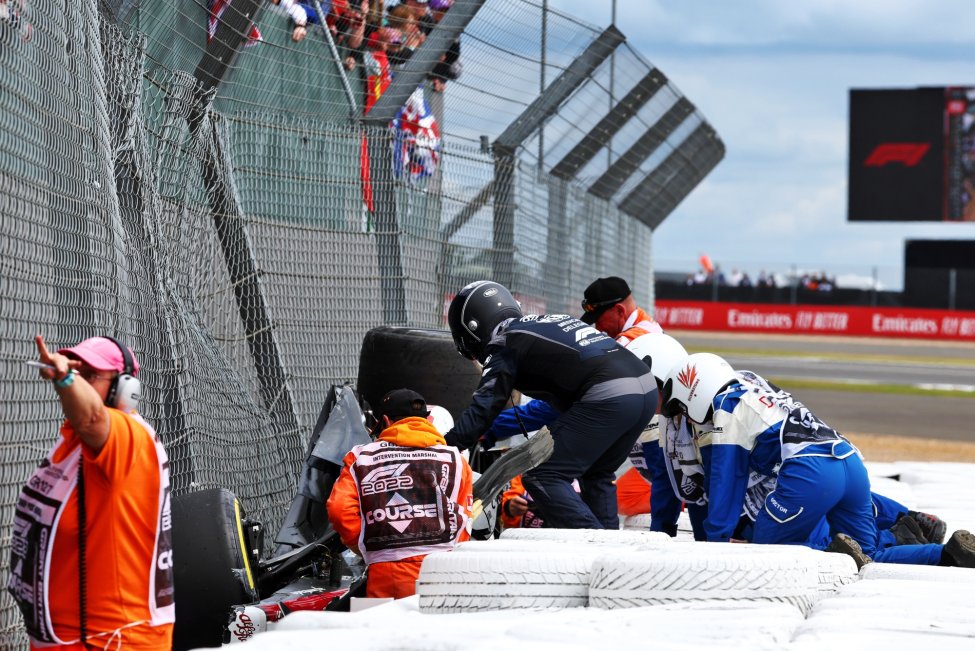 In beeld de verwoestende crash van Zhou in foto's RacingNews365