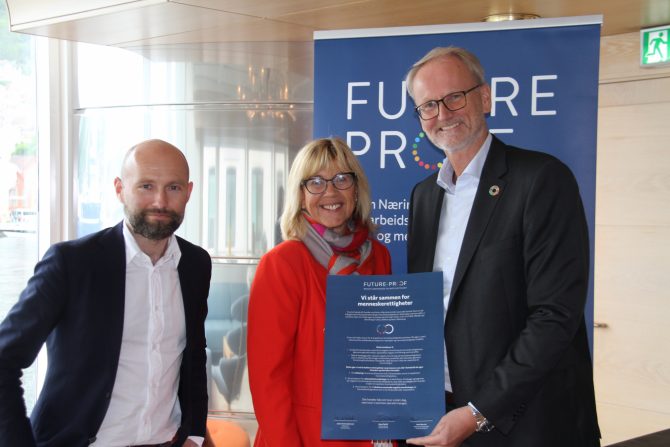 Tryg Forsikrings Norgesjef Espen Opedal med signert plakat, sammen med Jostein Hole Kobbeltvedt  og Marit Warncke. Foto: Bergen Næringsråd.