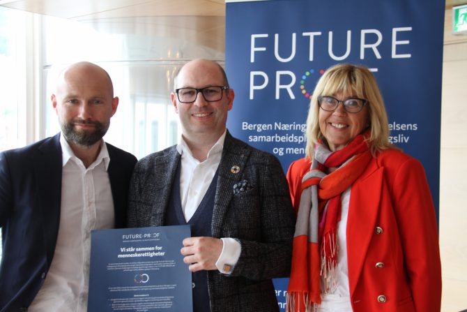 Vestbo BBL signerer Future-Proof-plakaten. Fra venstre: Jostein Hole Kobbeltvedt (Rafto), Jørgen Pedersen, (Adm. dir Vestbo BBL) og Marit Warncke (Bergen Næringsråd). Foto: Bergen Næringsråd.