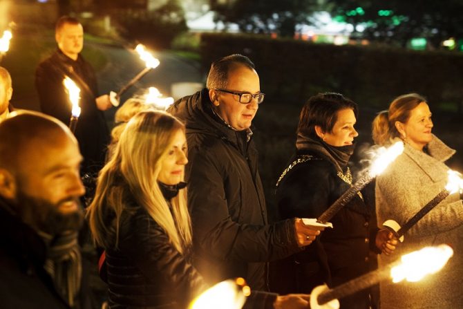 From the torchlight procession.. From left: Rafto Director Jostein Hole Kobbeltvedt, Adam Bodnar and his wife Magdalena Bodnar, Bergen Mayor Marte Mjøs Persen, Head of Rafto Prize Committee Lise Rakner