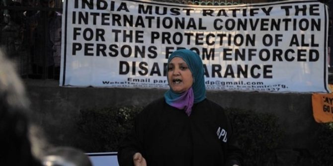 Menneskerettighetsforsvarer og prismottaker Parveena Ahangar møter motstand i Kashmir