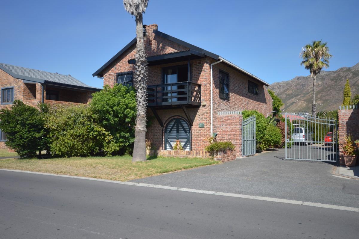 House For Sale in Gordon Strand Estate IOL Property