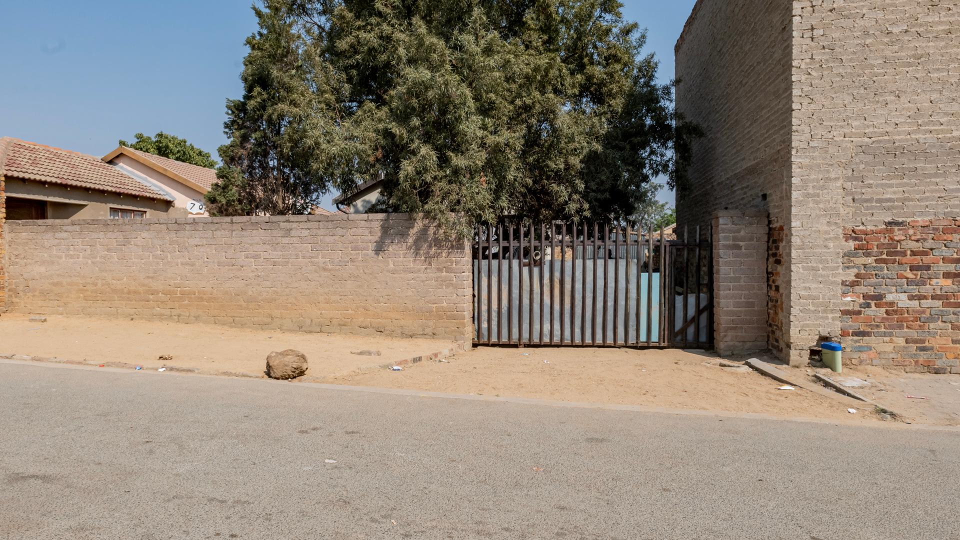 House For Sale in Diepsloot IOL Property