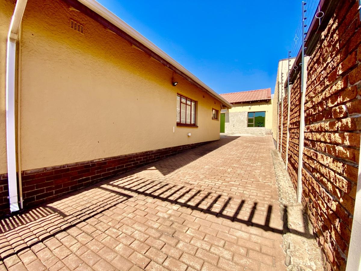 Cottage To Let in Mondeor IOL Property