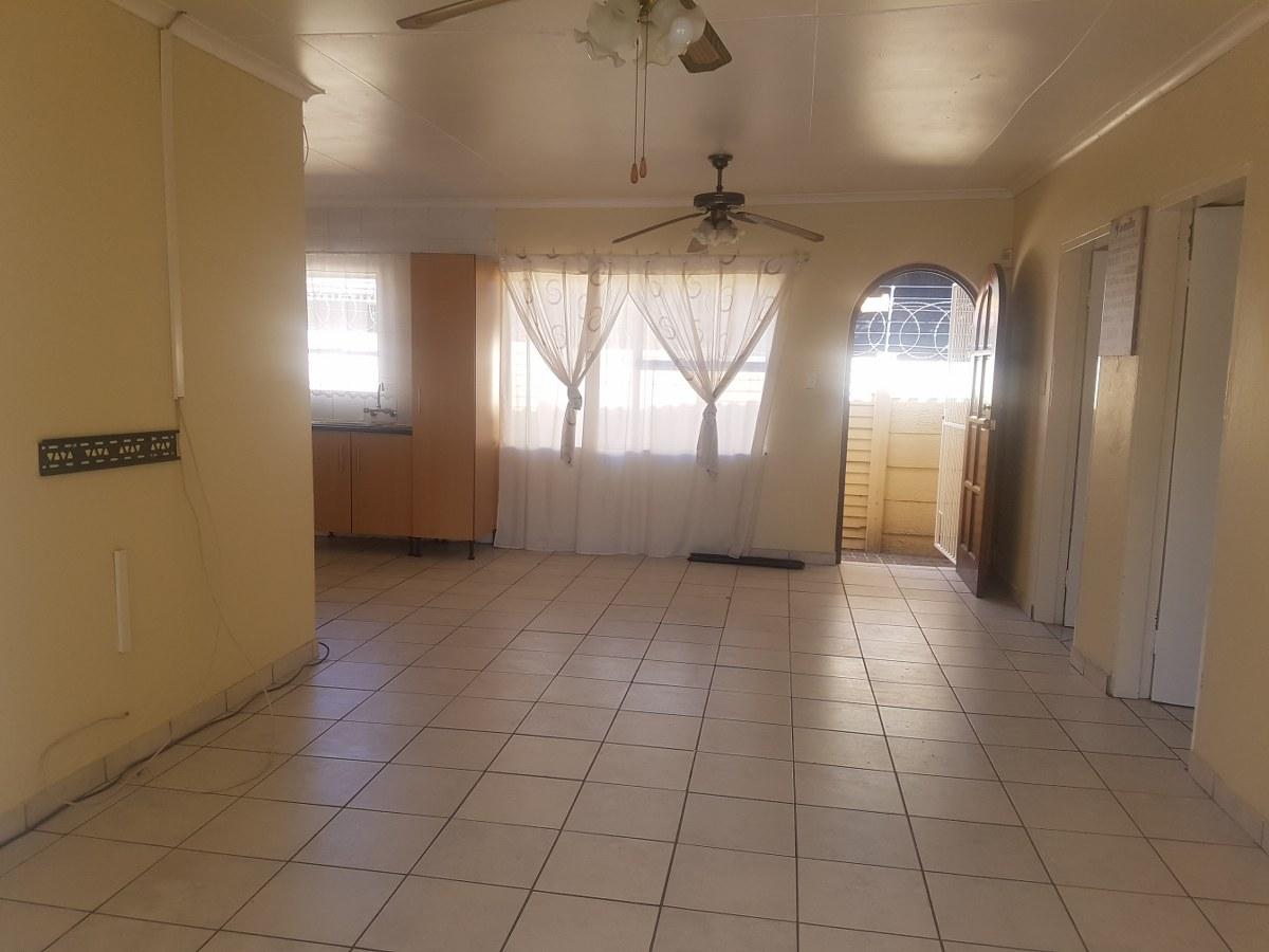 Cottage To Let in Brackendowns IOL Property