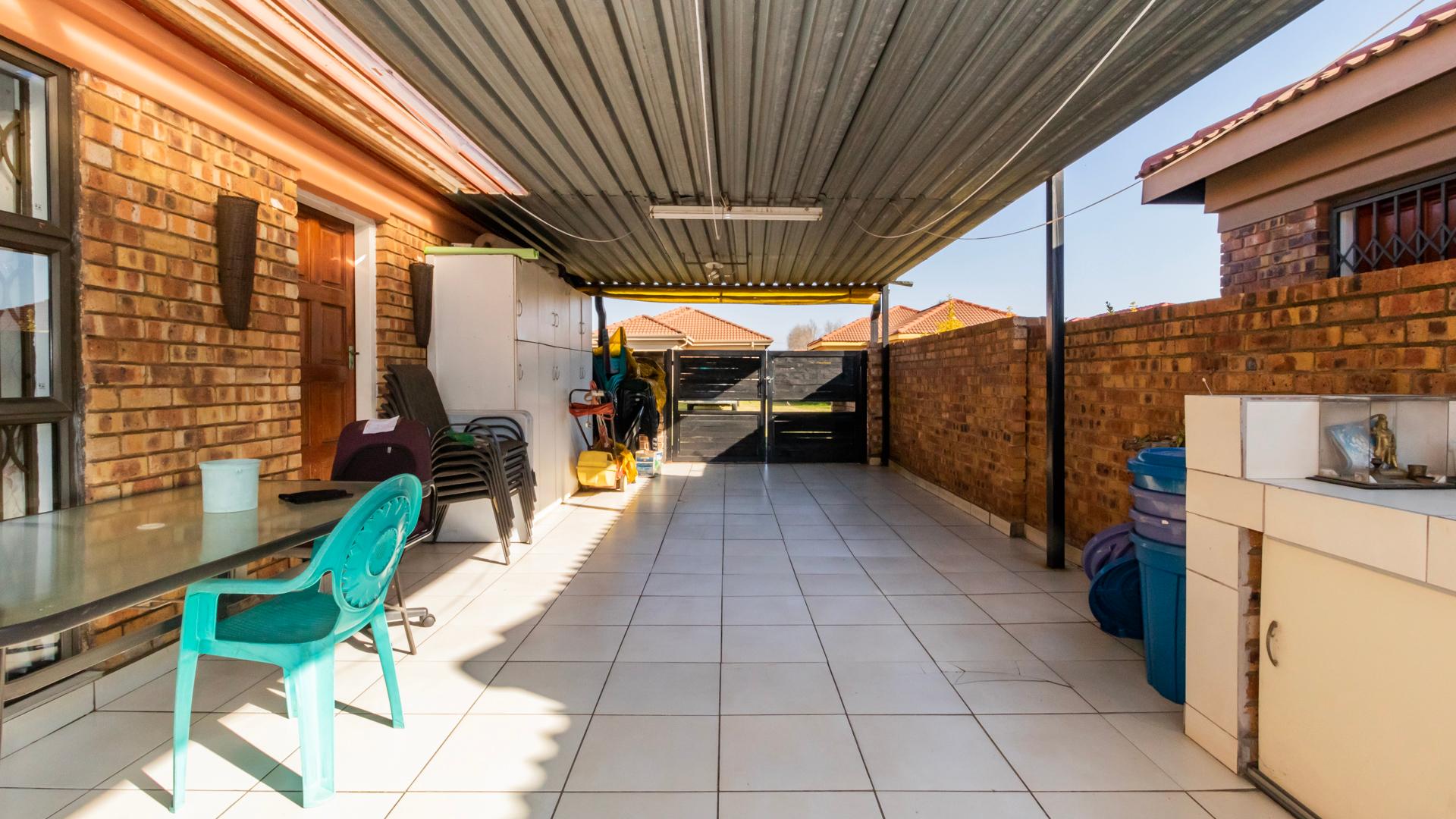 Cluster For Sale in Southdowns Estate IOL Property