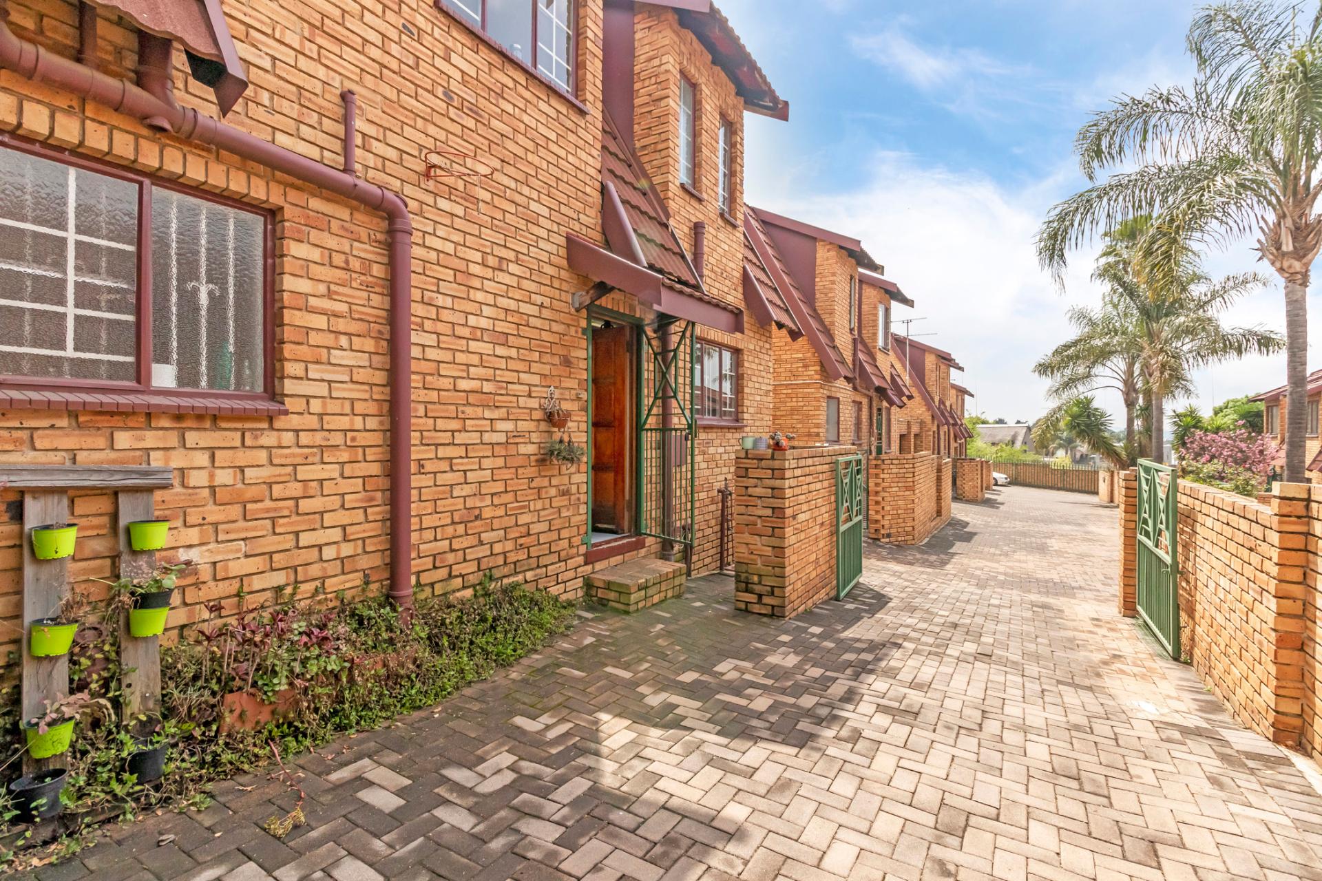 Duplex Townhouse sectional For Sale in Boskruin IOL Property