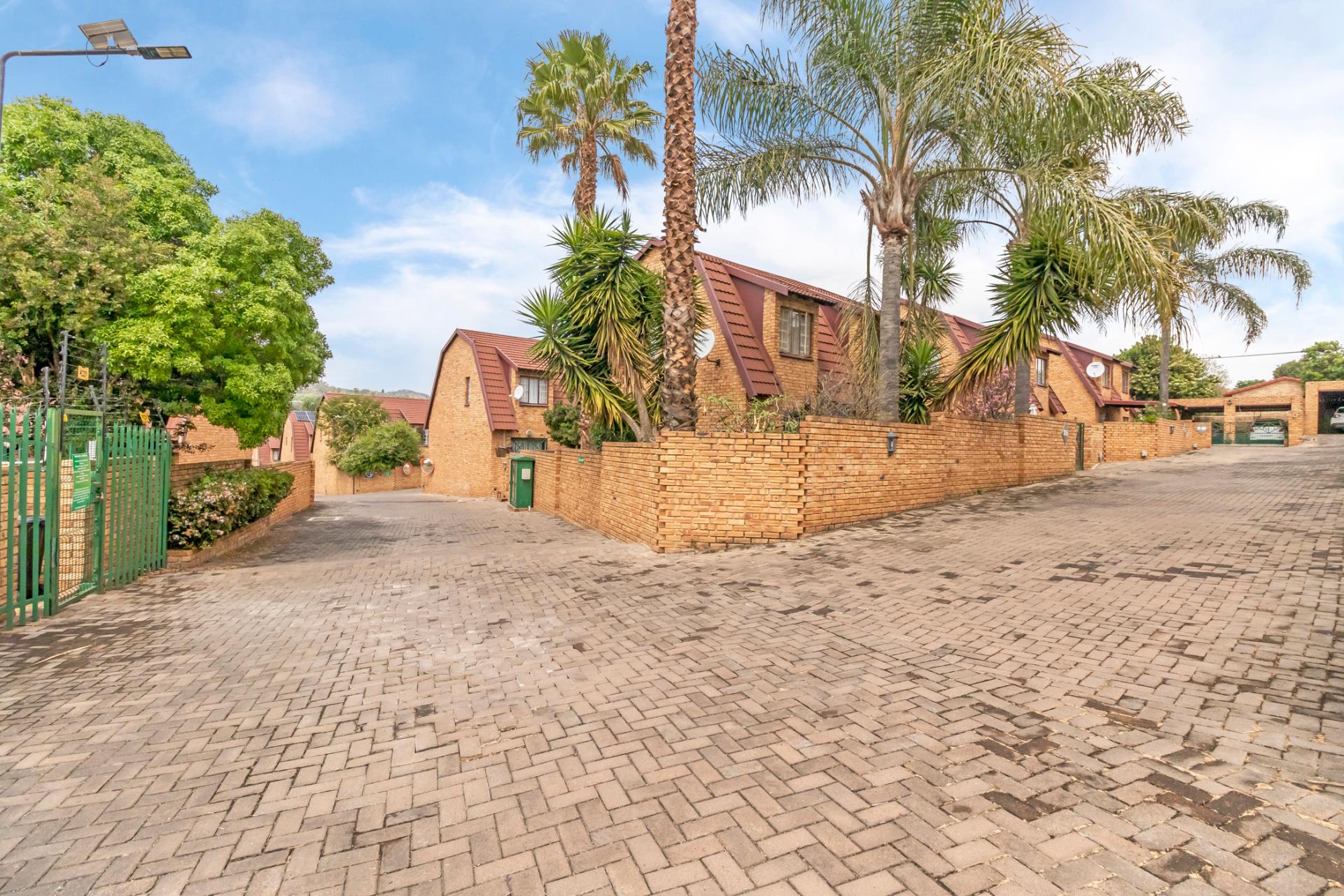 Duplex Townhouse sectional For Sale in Boskruin IOL Property