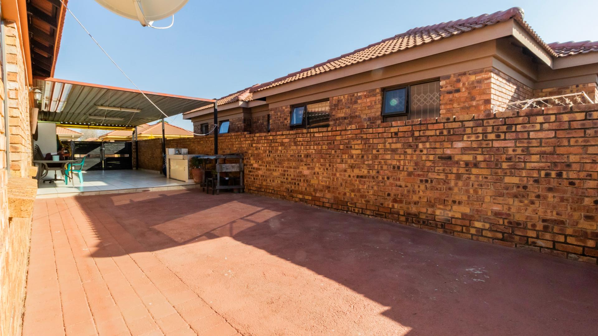 Cluster For Sale in Southdowns Estate IOL Property