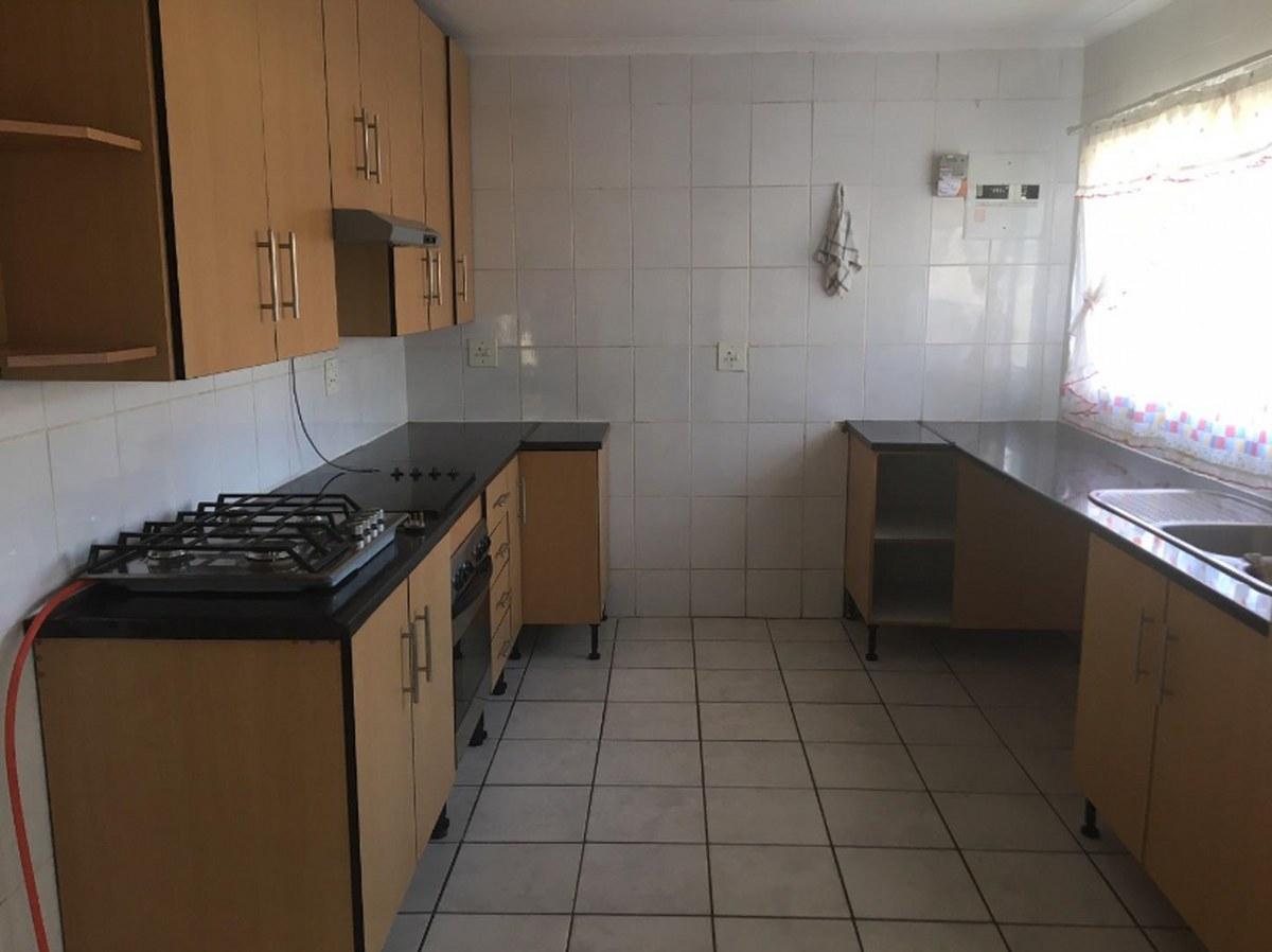 Cottage To Let in Brackendowns IOL Property