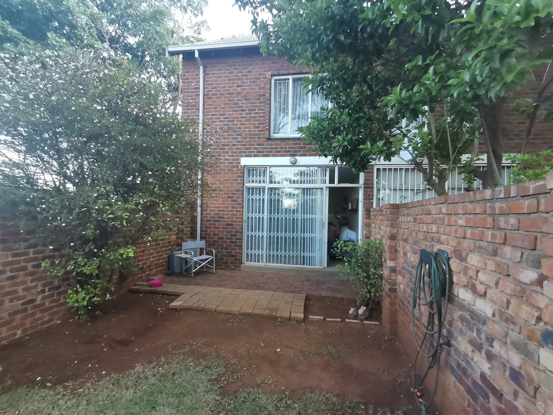 Duplex Townhouse sectional To Let in Pierre Van Ryneveld IOL Property