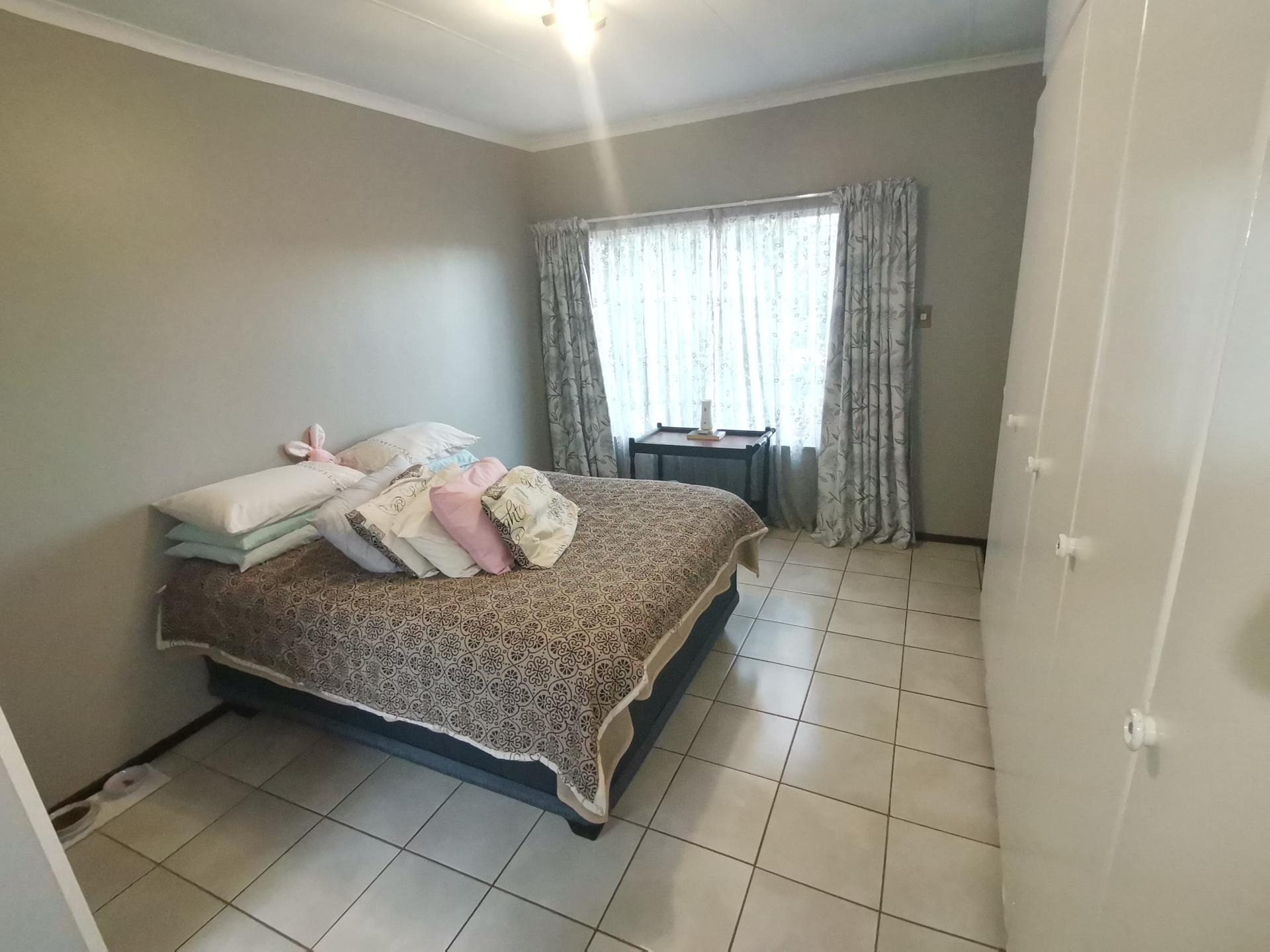 Duplex Townhouse sectional To Let in Pierre Van Ryneveld IOL Property