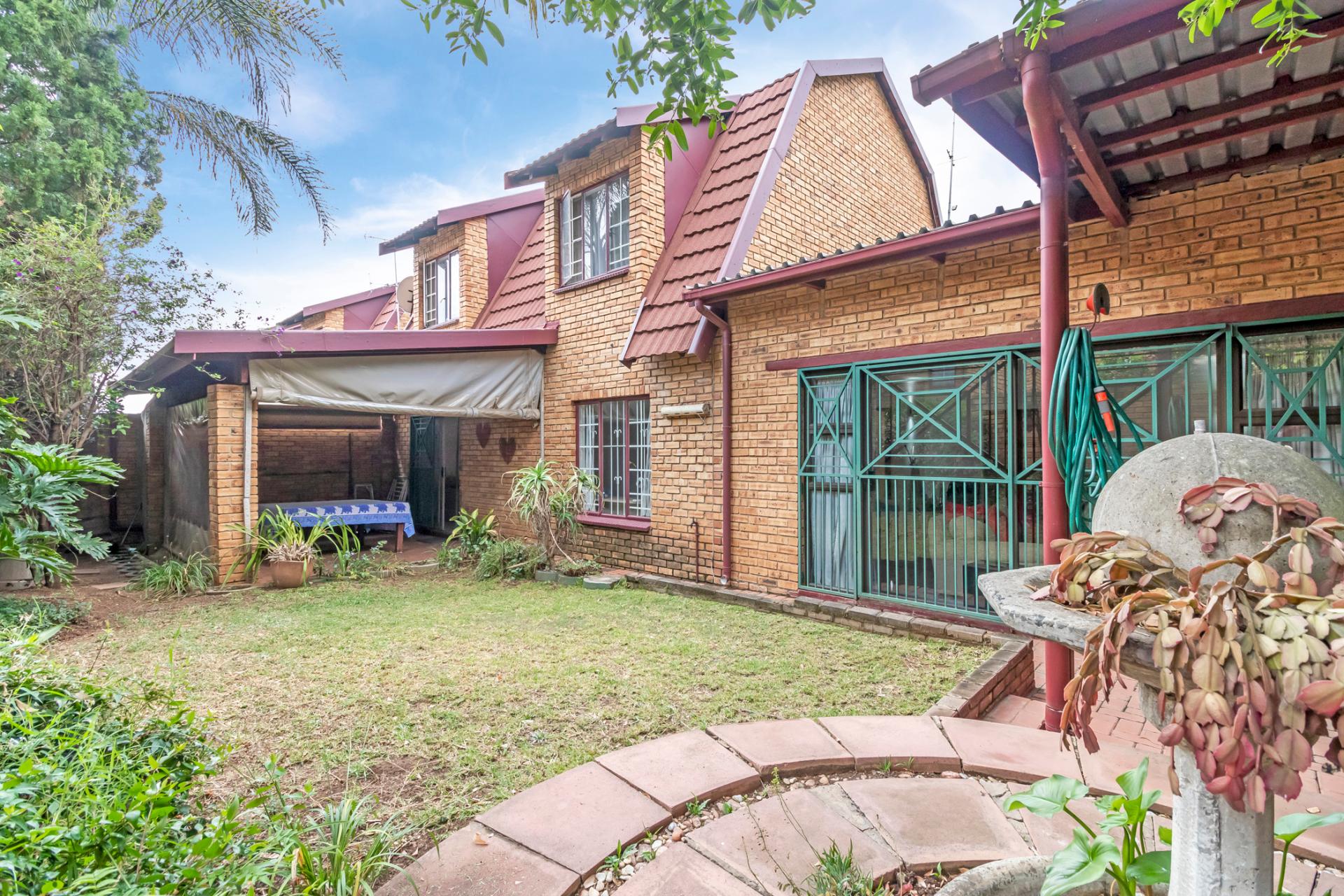 Duplex Townhouse sectional For Sale in Boskruin IOL Property