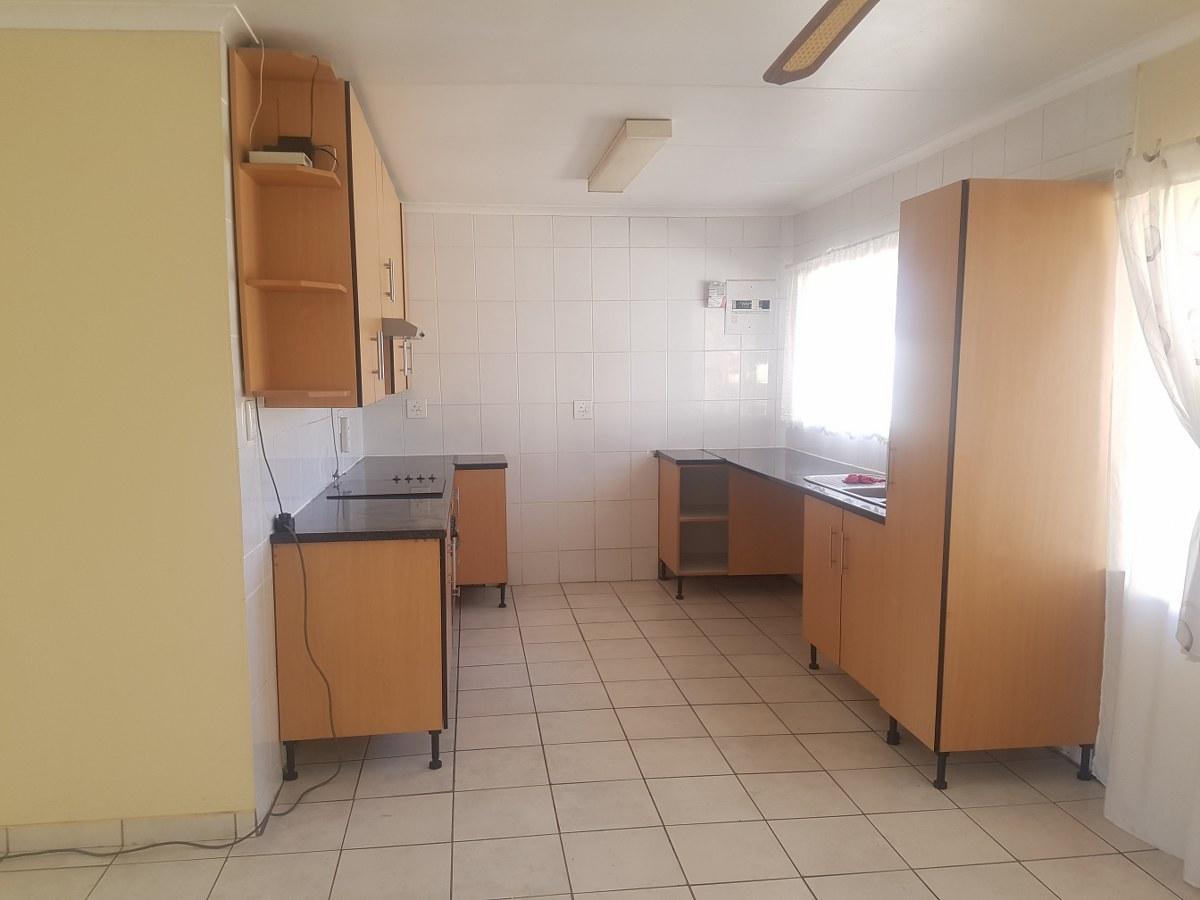 Cottage To Let in Brackendowns IOL Property