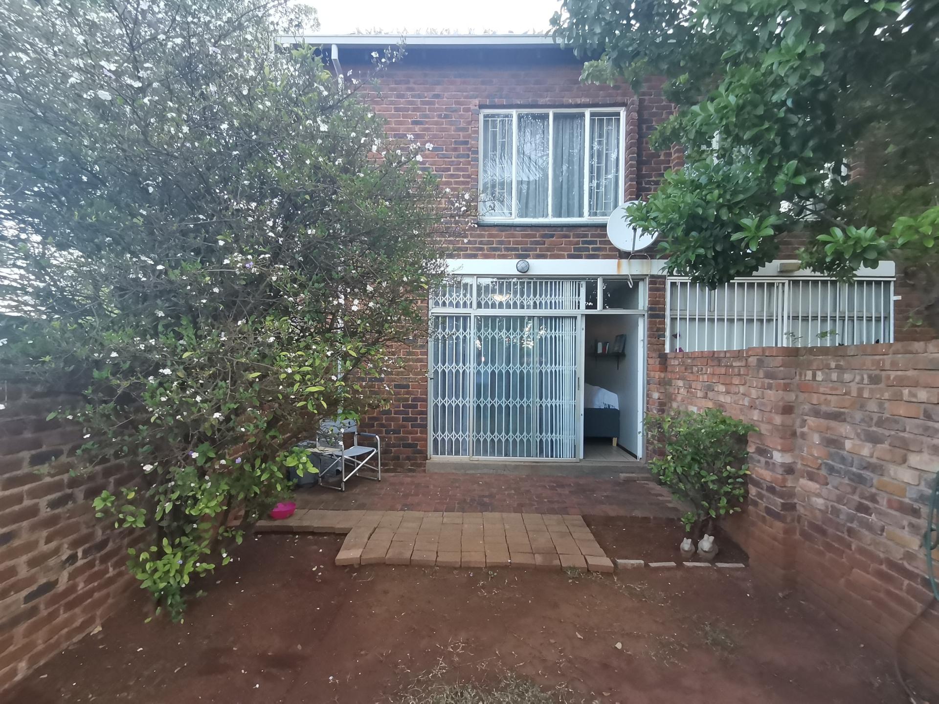 Duplex Townhouse sectional To Let in Pierre Van Ryneveld IOL Property