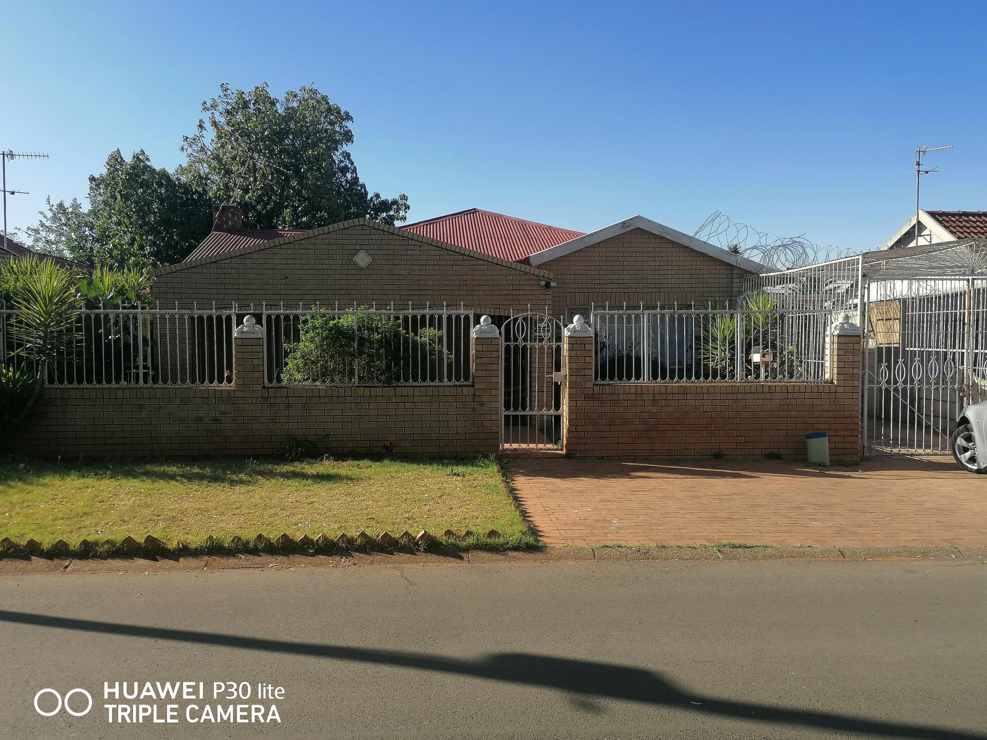 House For Sale in Lenasia Ext 1 IOL Property