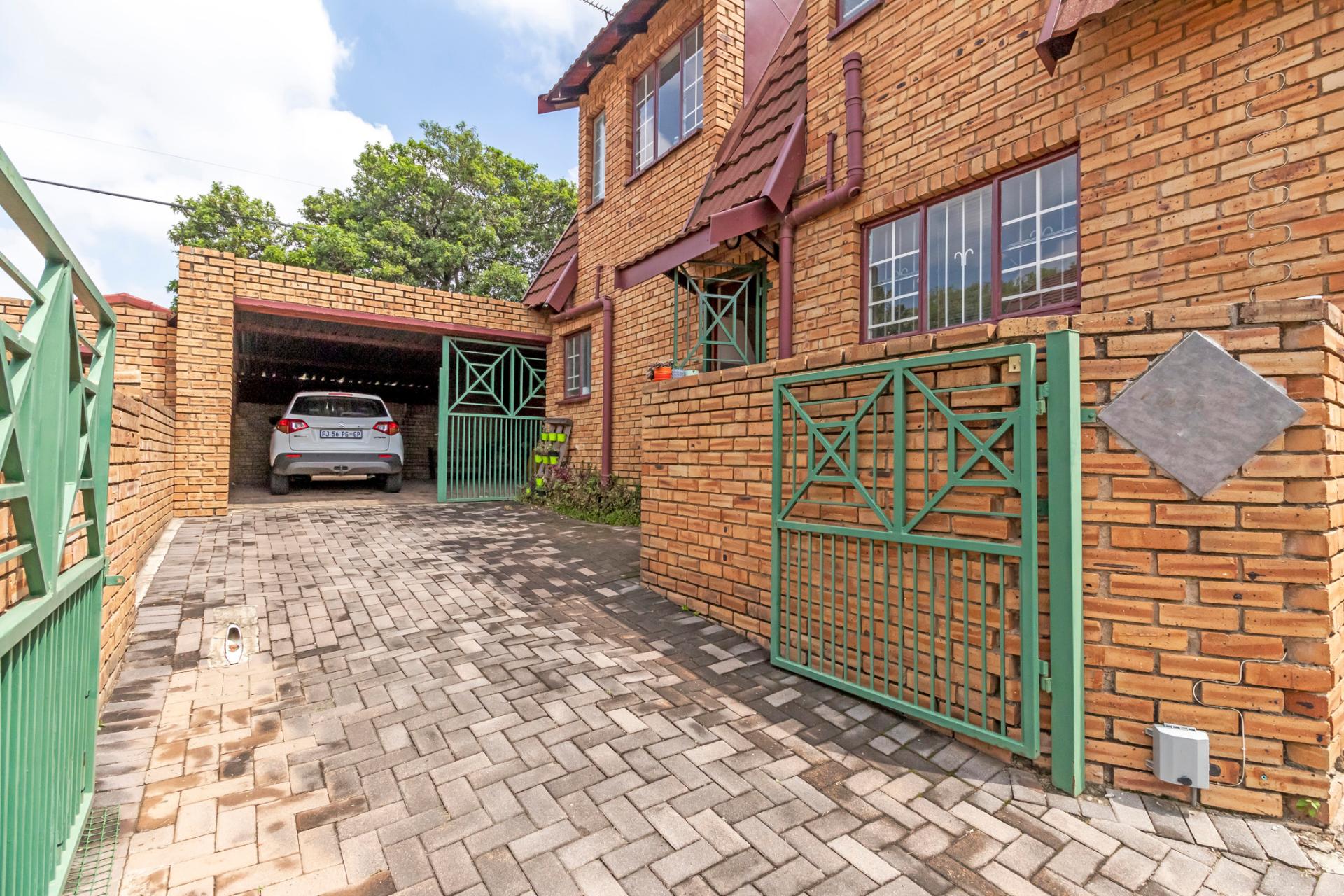 Duplex Townhouse sectional For Sale in Boskruin IOL Property