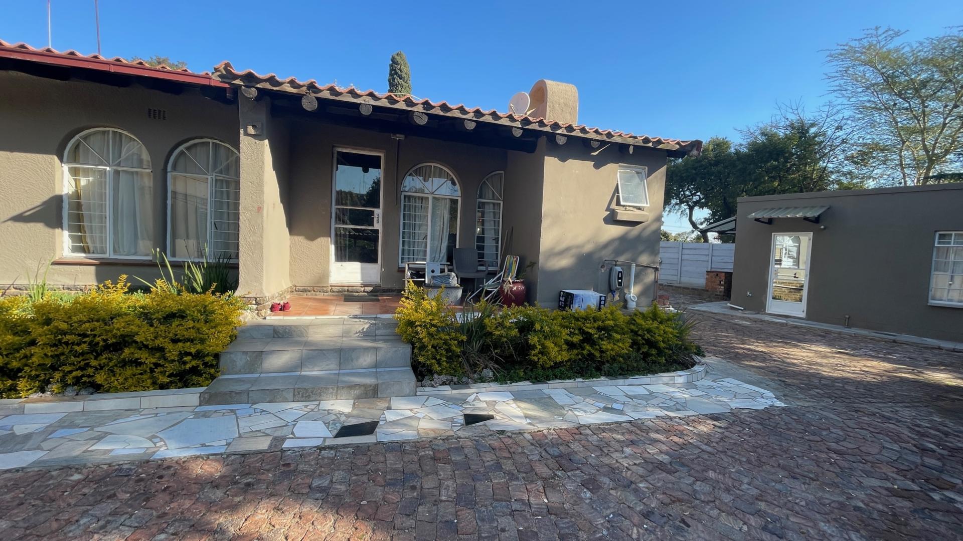 Cottage To Let in Croydon IOL Property