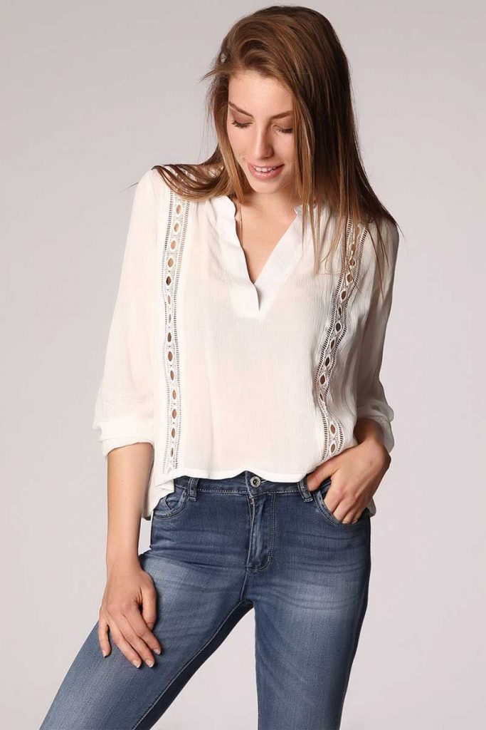 ROPA MUJER blusa-blanco-de-pico-con-aplicacion-de-crochet