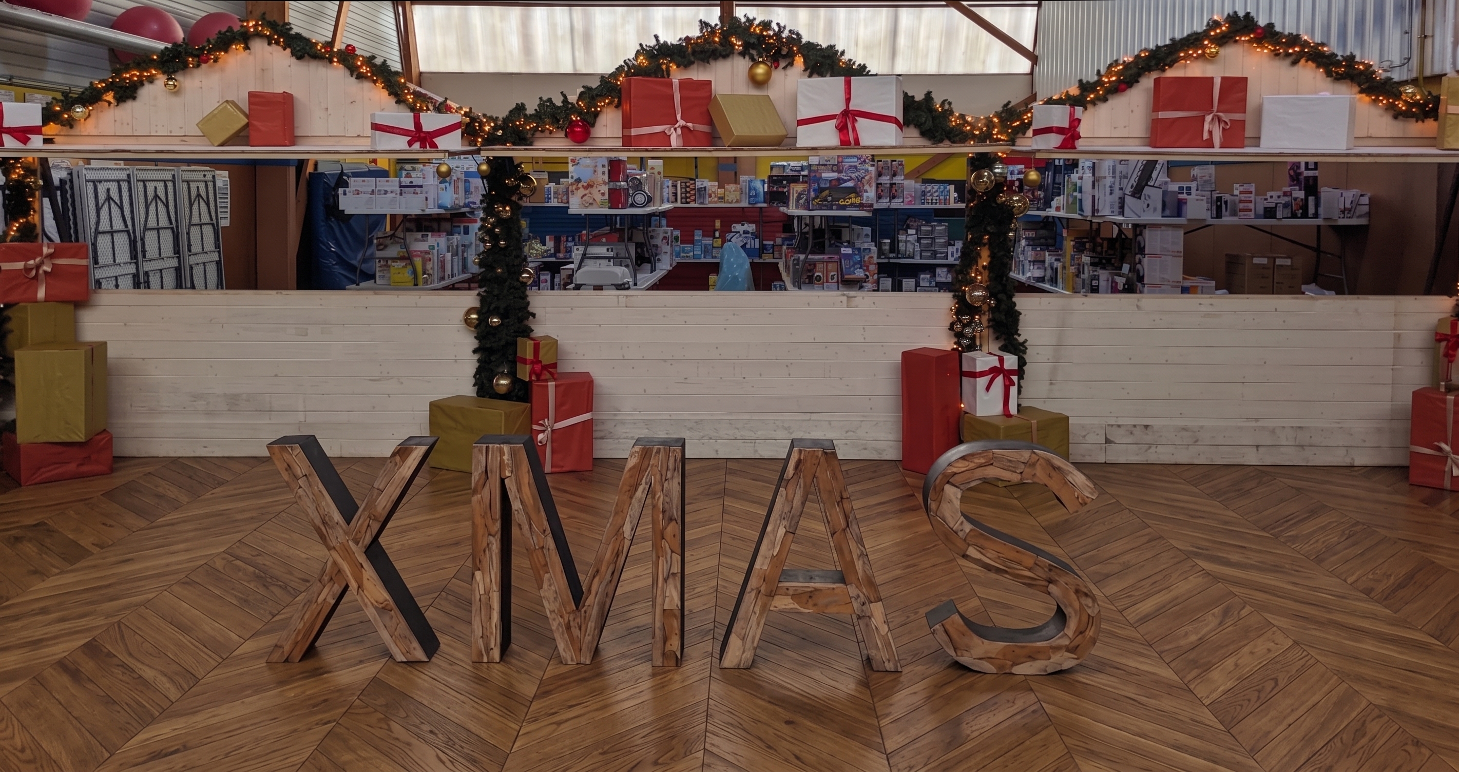 Façade Chalets de Noël — Distribution de Cadeaux & Jouets - Image 2
