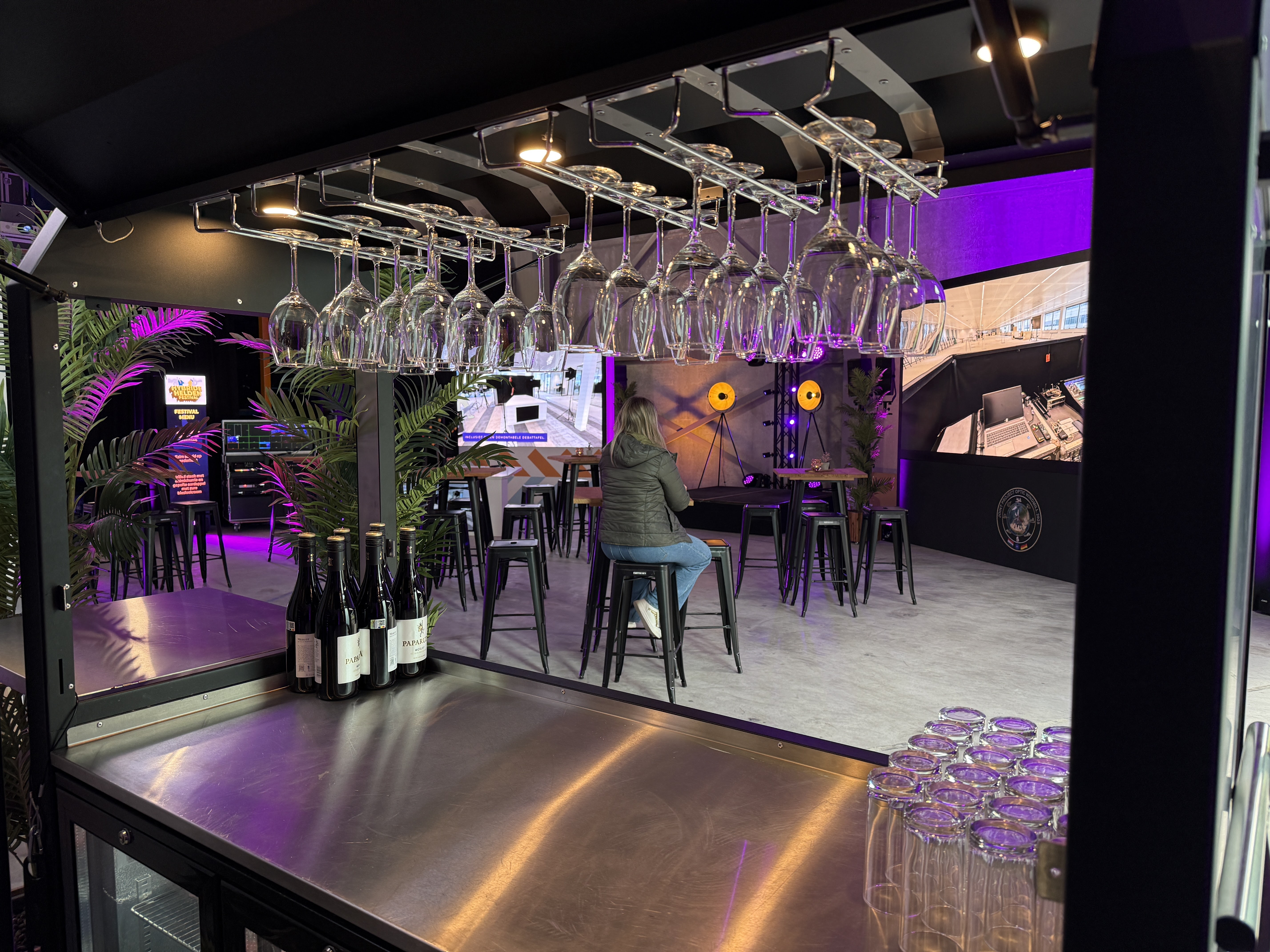 Thumbnail 3 voor Complete Bar XL - Inclusief Drank en Personeel