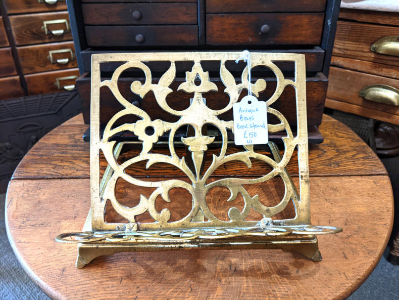 U01 Antique Brass Book Stand 150 01