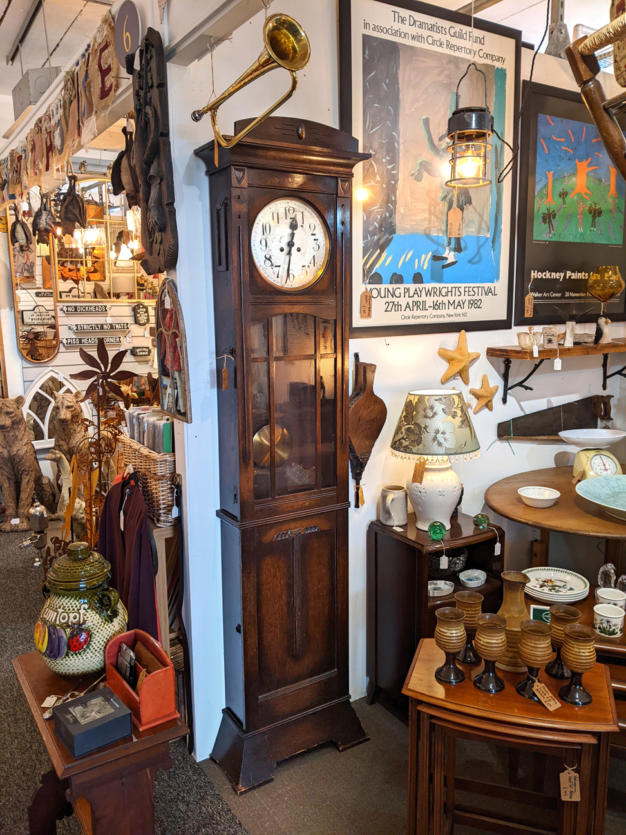 U04 Farmhouse Kitchen Long Clock 350 01