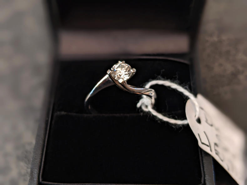 U101 18Ct Diamond Ring 1995 011