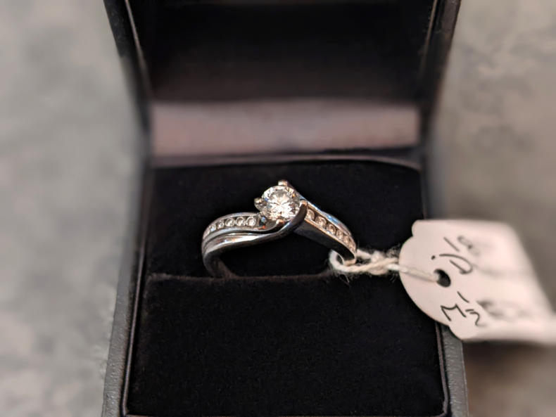 U101 18Ct Diamond Ring 745 015