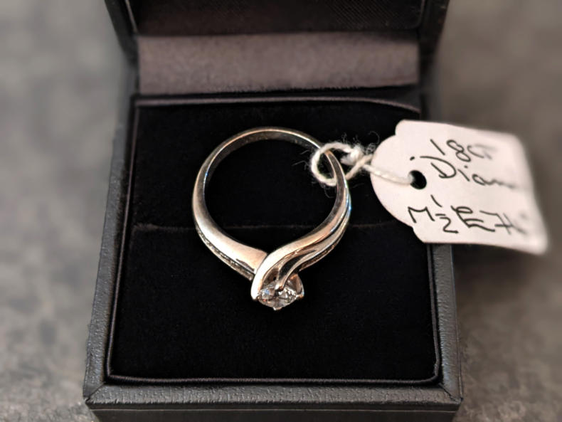U101 18Ct Diamond Ring 745 018