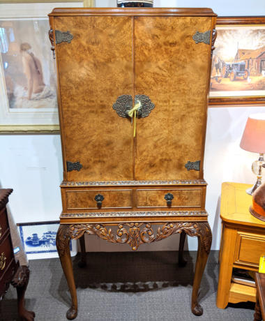 U15 Superb Burr Walnut Drinks Cabinet With Slide Key On Cabriolet Legs 295 01