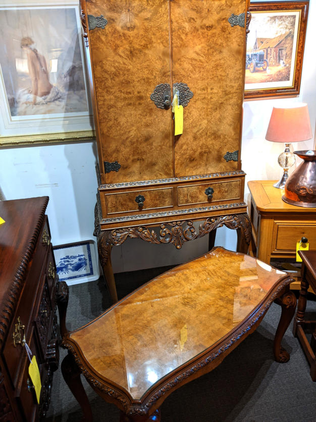 U15 Superb Burr Walnut Drinks Cabinet With Slide Key On Cabriolet Legs 295 04