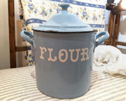 U16 Pretty Blue Flour Pot 75 01
